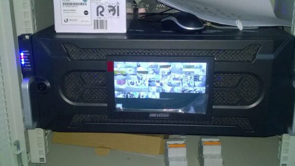 ⁦Hikvision DS-96128NI-I24/H 128-Channel 12MP High Capacity 4K NVR, 4 RU (No HDD)⁩ - الصورة ⁦3⁩